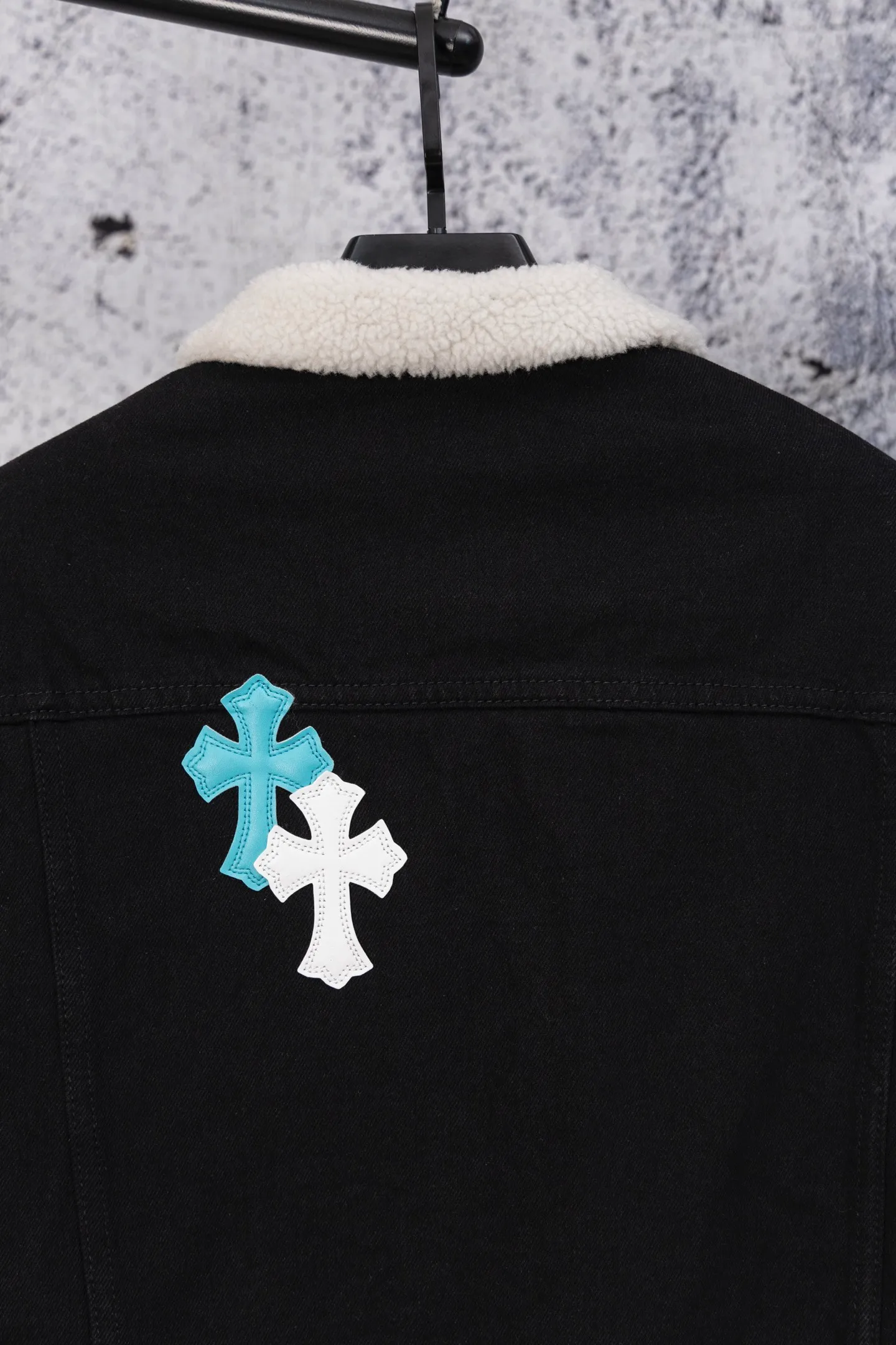 P330 ChromeHearts CH ChromeHearts Lamb Wool Collar Jacket Black Denim Jacket Colorful Cross Patchwork Leather Suede Lamb Wool Lining Fashionable and Personalized Super versatile and good-looking denim jacket Suitable for both men and women A must-have item Packaging Tag Collar Label Washed Wheat Complete Color: Black Size: S-XL